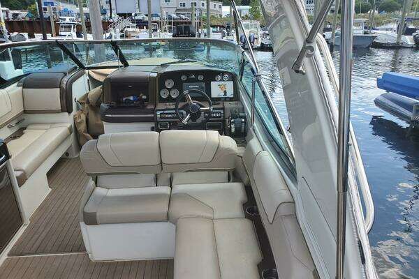 Photo of the 2015 Formula 330 Crossover Bowrider