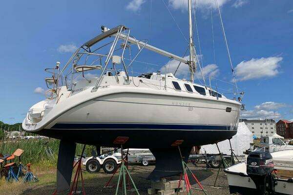 Photo of the 2000 Hunter 320 "Remedy"