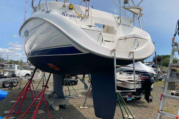 Photo of the 2000 Hunter 320 "Remedy"