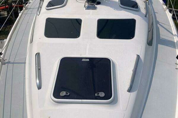 Photo of the 2000 Hunter 320 "Remedy"