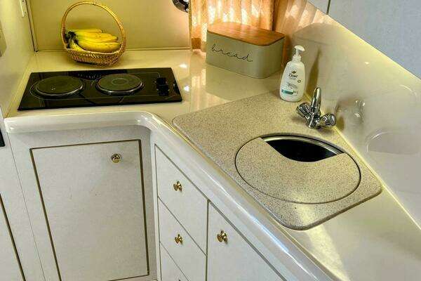 1998 Cruisers Yachts 35