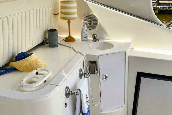 1998 Cruisers Yachts 35