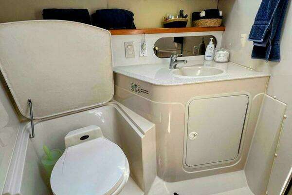 1998 Cruisers Yachts 35