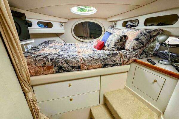 1998 Cruisers Yachts 35