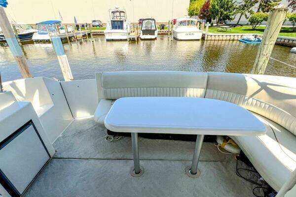 1998 Cruisers Yachts 35