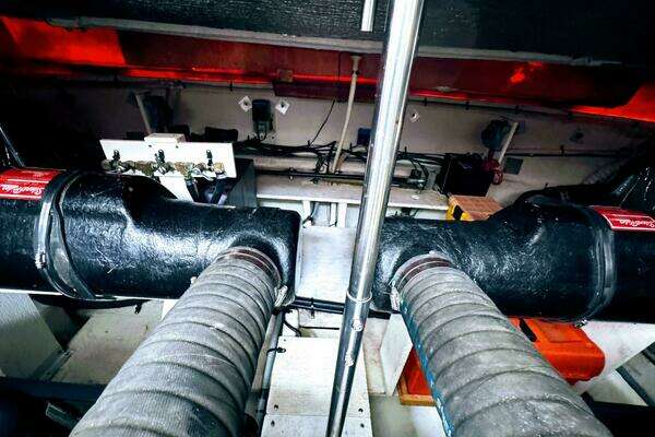 1998 Cruisers Yachts 35