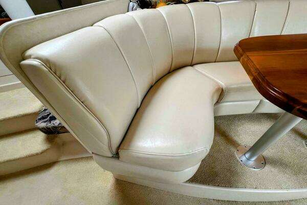 1998 Cruisers Yachts 35