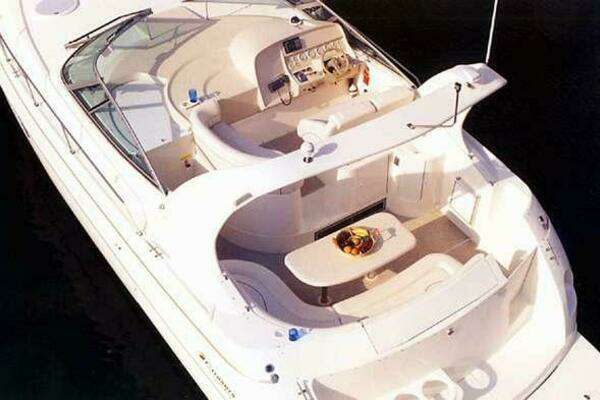1998 Cruisers Yachts 35