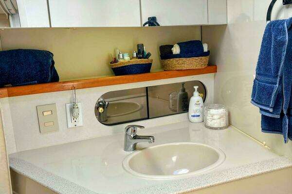 1998 Cruisers Yachts 35