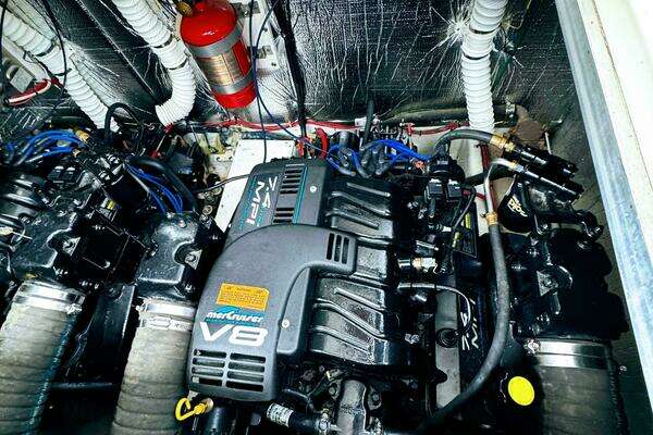 1998 Cruisers Yachts 35