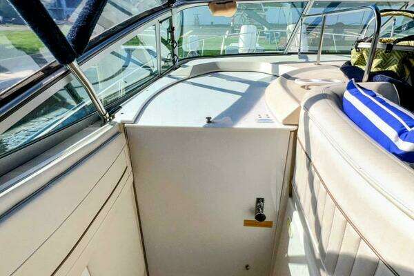 1998 Cruisers Yachts 35