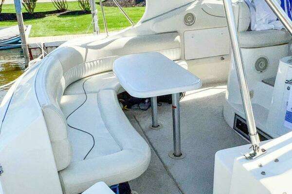 1998 Cruisers Yachts 35