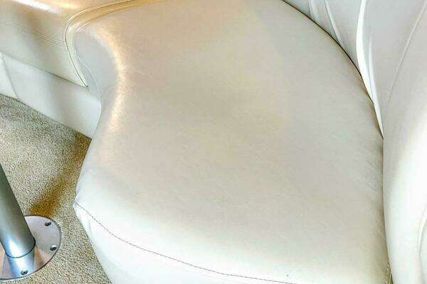 1998 Cruisers Yachts 35