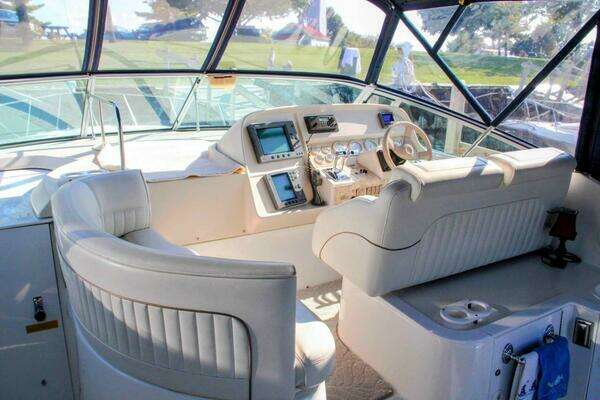 1998 Cruisers Yachts 35