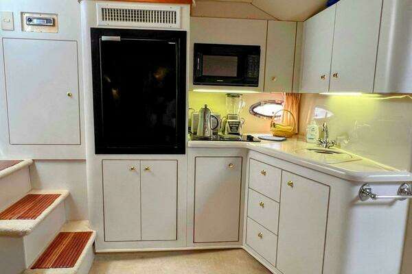 1998 Cruisers Yachts 35