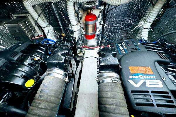 1998 Cruisers Yachts 35