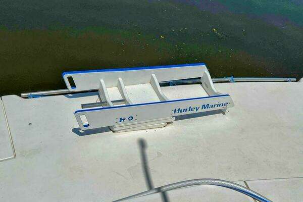 1998 Cruisers Yachts 35