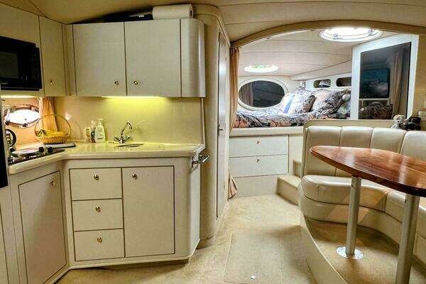 1998 Cruisers Yachts 35