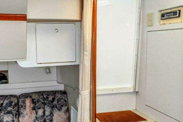 1998 Cruisers Yachts 35