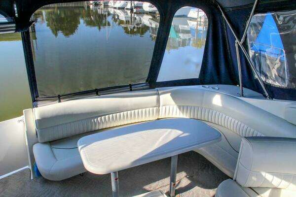 1998 Cruisers Yachts 35