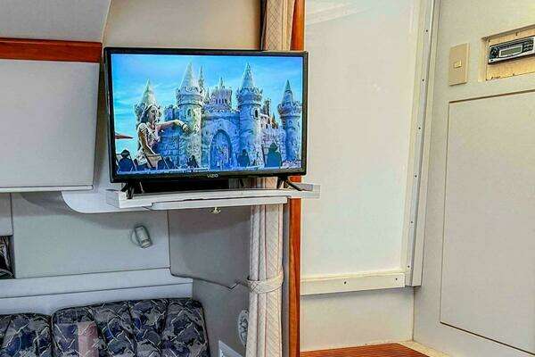 1998 Cruisers Yachts 35