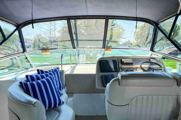 1998 Cruisers Yachts 35