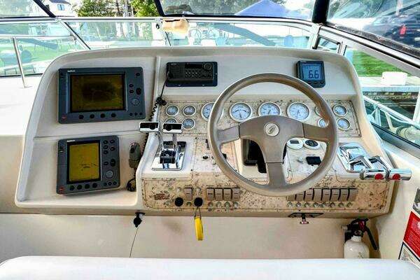 1998 Cruisers Yachts 35