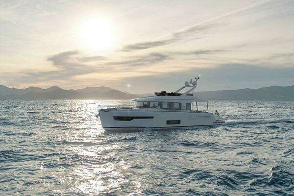 Nimbus 495 Flybridge Yacht For Sale