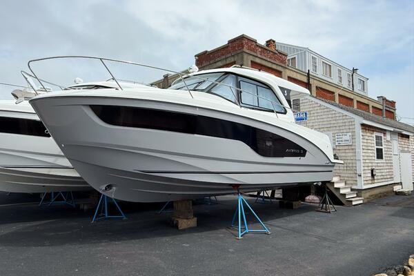 2025 BENETEAU Antares 9