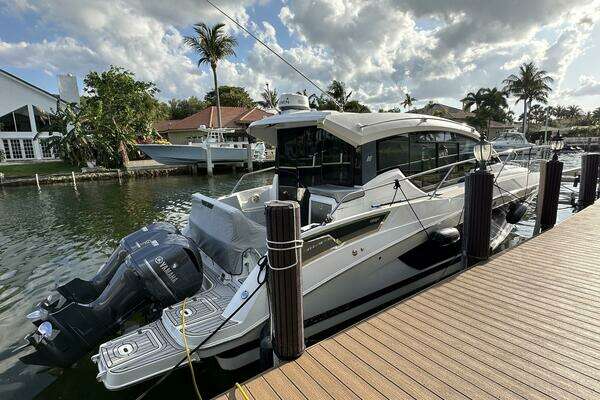 Photo of the 2020 Four Winns Vista 355 Coupe "Olivia"