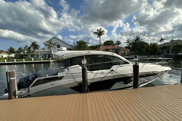 Photo of the 2020 Four Winns Vista 355 Coupe "Olivia"