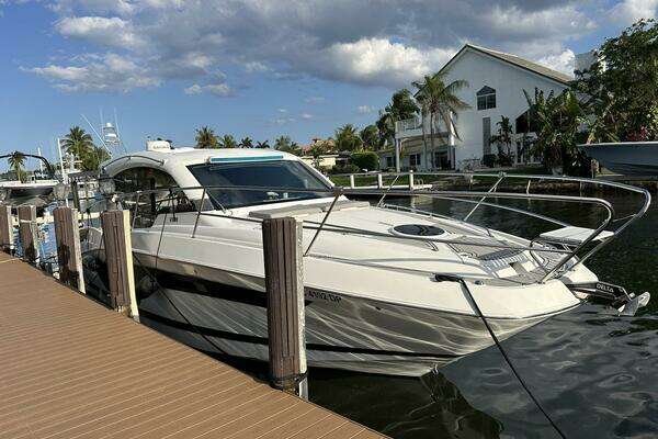 Photo of the 2020 Four Winns Vista 355 Coupe "Olivia"