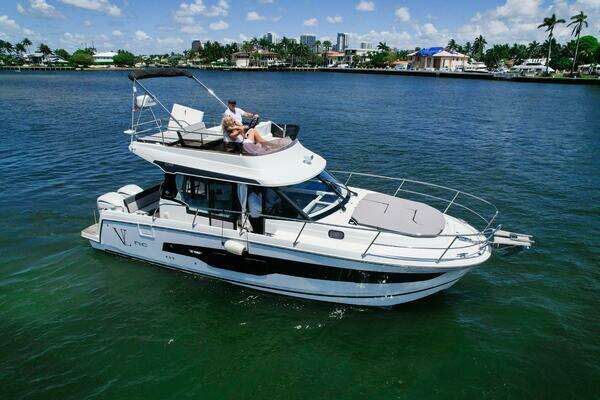 Jeanneau NC1095 Fly Yacht For Sale