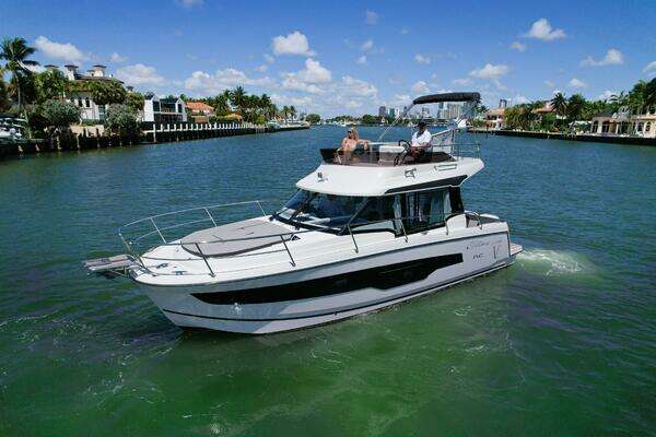 Jeanneau NC1095 Fly Yacht For Sale