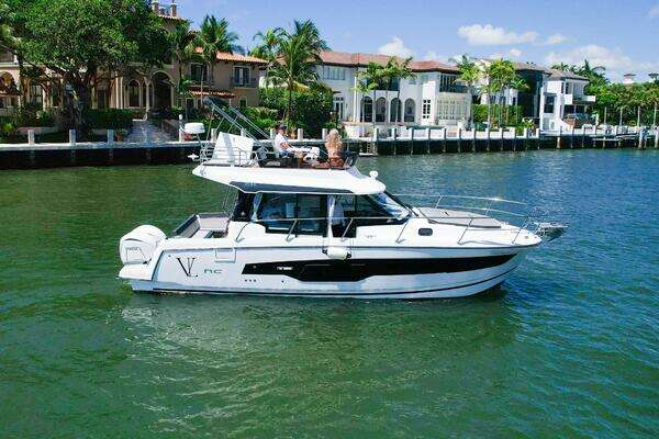 Jeanneau NC1095 Fly Yacht For Sale