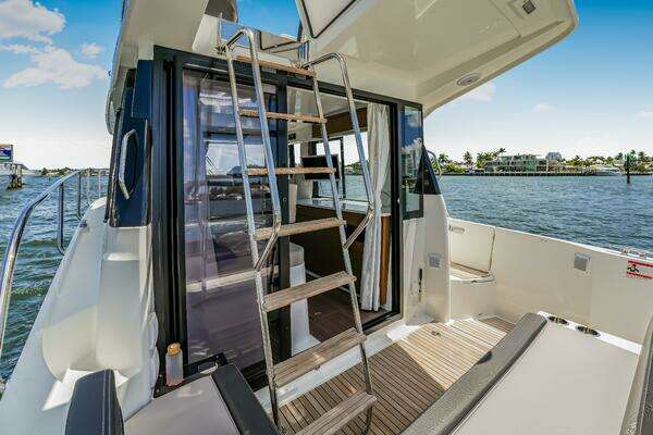 Jeanneau NC1095 Fly Yacht For Sale