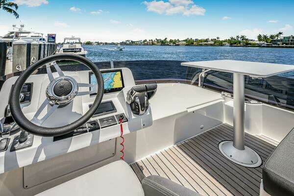 Jeanneau NC1095 Fly Yacht For Sale