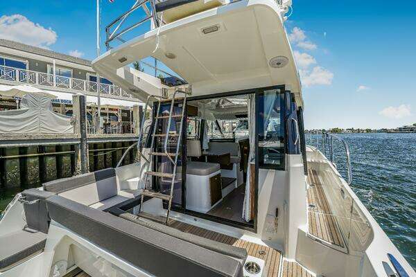 Jeanneau NC1095 Fly Yacht For Sale