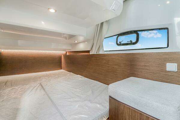 Jeanneau NC1095 Fly Yacht For Sale