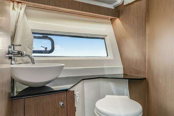 Jeanneau NC1095 Fly Yacht For Sale