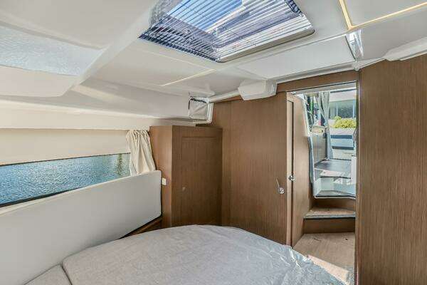 Jeanneau NC1095 Fly Yacht For Sale