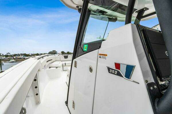 Wellcraft 352 Fisherman Center Console Yacht For Sale