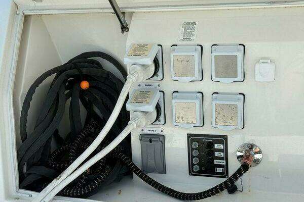 Carver C36 Command Bridge Yacht For Sale