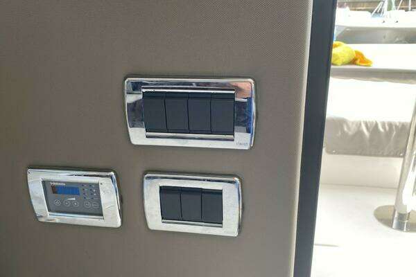 Carver C36 Command Bridge Yacht For Sale