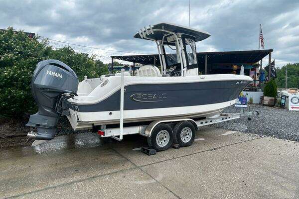 Photo of the 2022 Robalo R242 Center Console