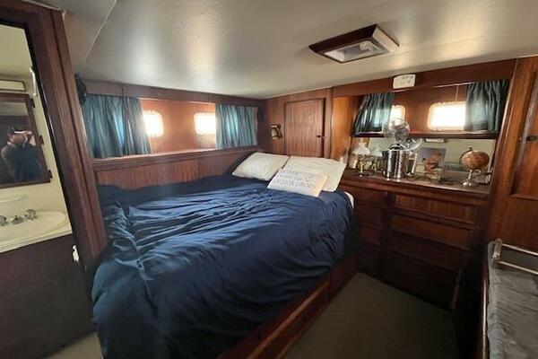 43ft Hatteras Yacht For Sale
