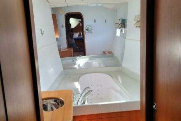 Lagoon 570 Yacht For Sale
