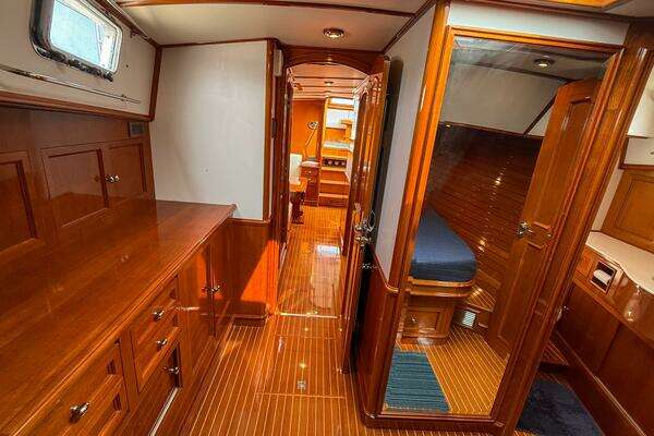 Grand Banks 49 Eastbay SX Yacht For Sale