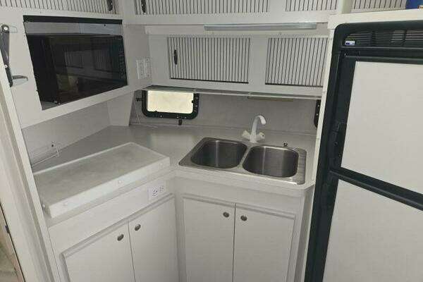 Photo of the 1994 Cruisers Yachts 3380