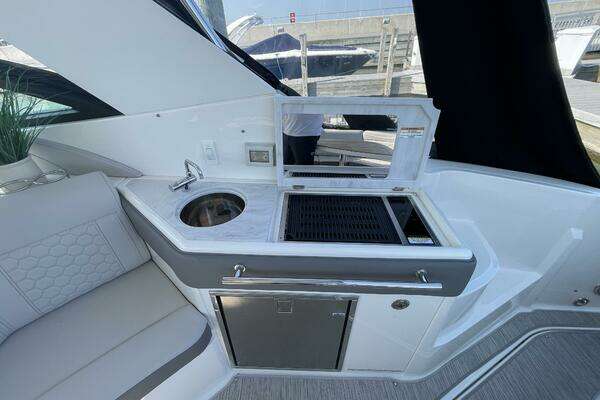 Sea Ray 320 Sundancer Yacht For Sale